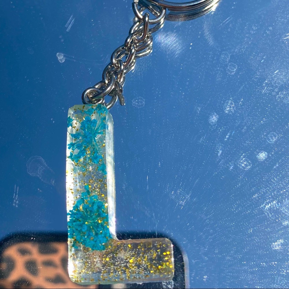 FLOWER L KEYCHAIN